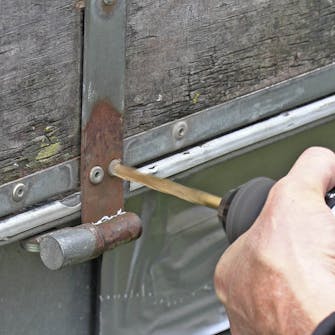 Gångjärn släpvagn: Borra ut popnitarna Gångjärn släpvagn: Borra ut popnitarna